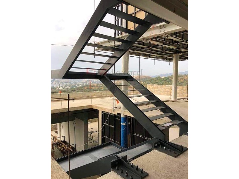 estructura interior con escalera Santiago