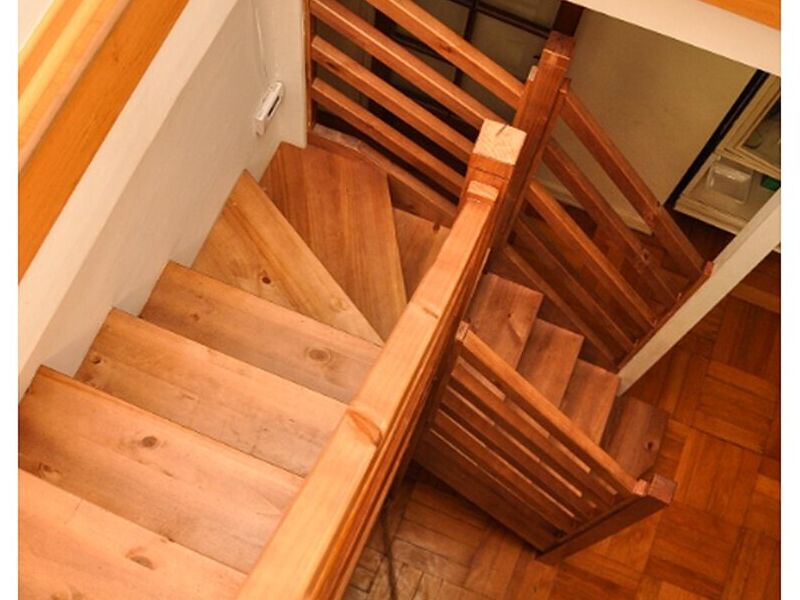 Escalera pino forma *L* Chile 