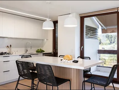 Sala Remodelada con Enfoque en Iluminación Natural Chile