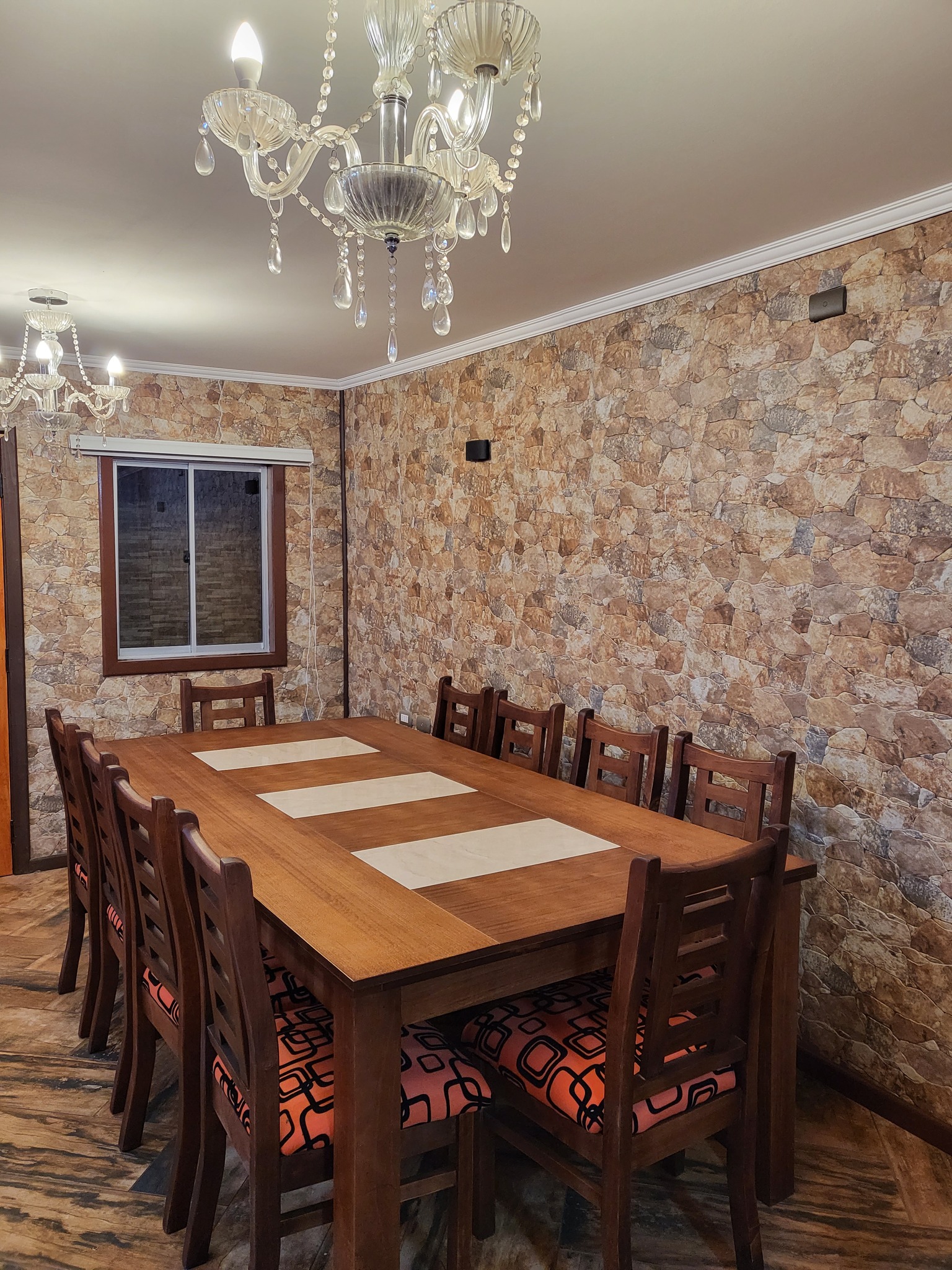 Sala comedor de 10 puestos en madera Chile