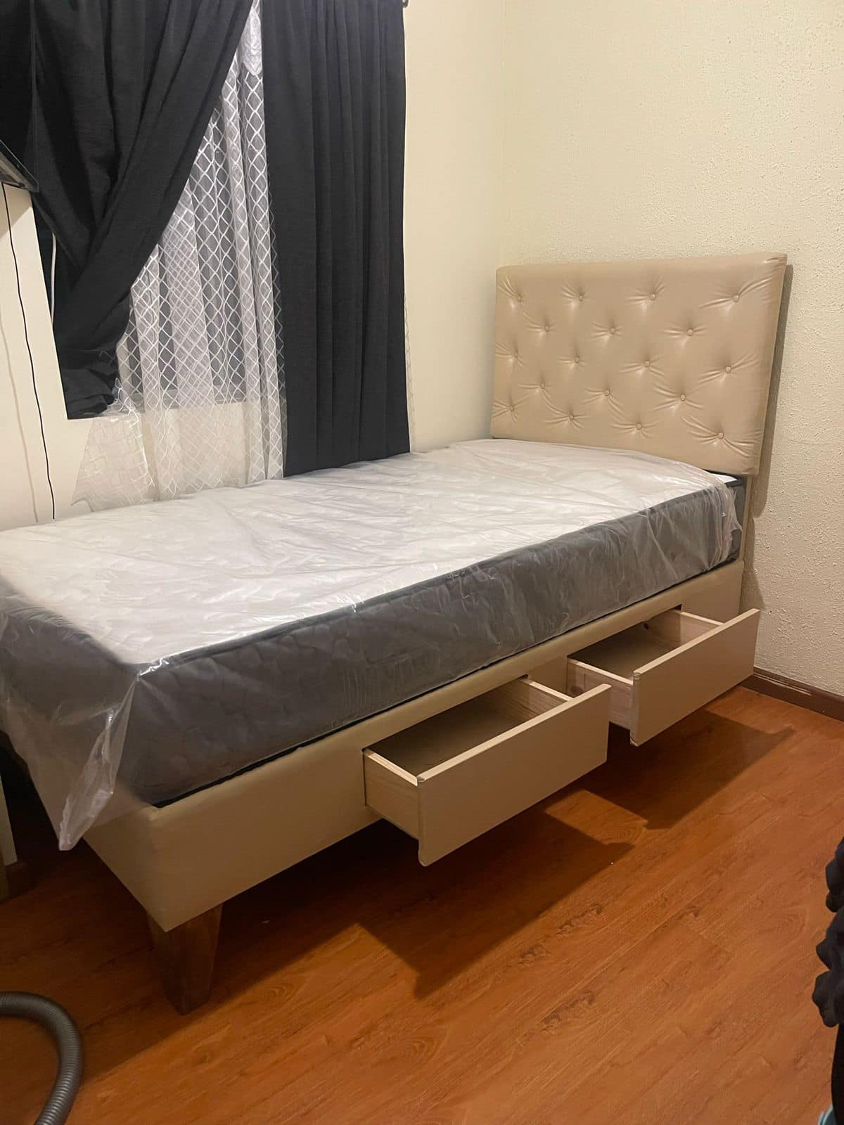 Cama clasica indidual con cajones Chile