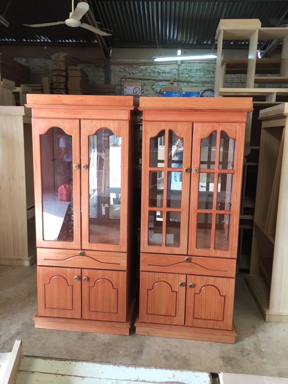 Muebles de madera vitrinas Chile