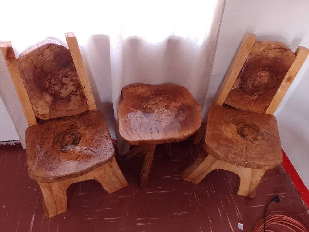 Sillas y mesa de madera de estar Chile