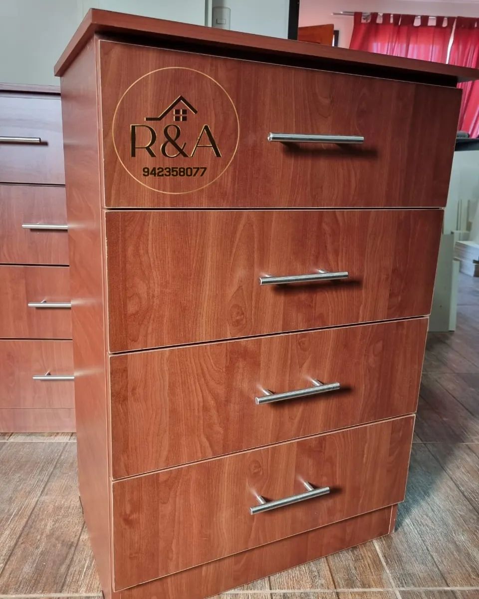 Mesa de madera con cajones Chile