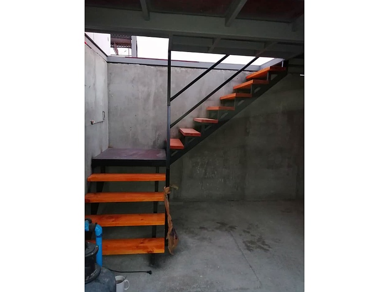 Escalera metálica con madera Chile