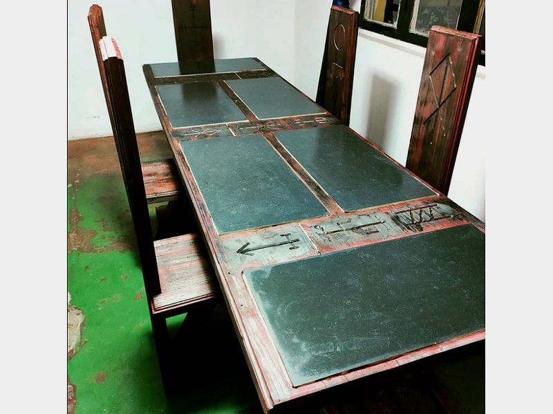 mesa negra figuras madera chile