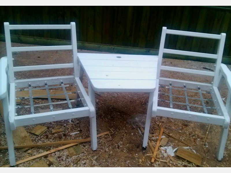 silla con mesa blanca madera chile