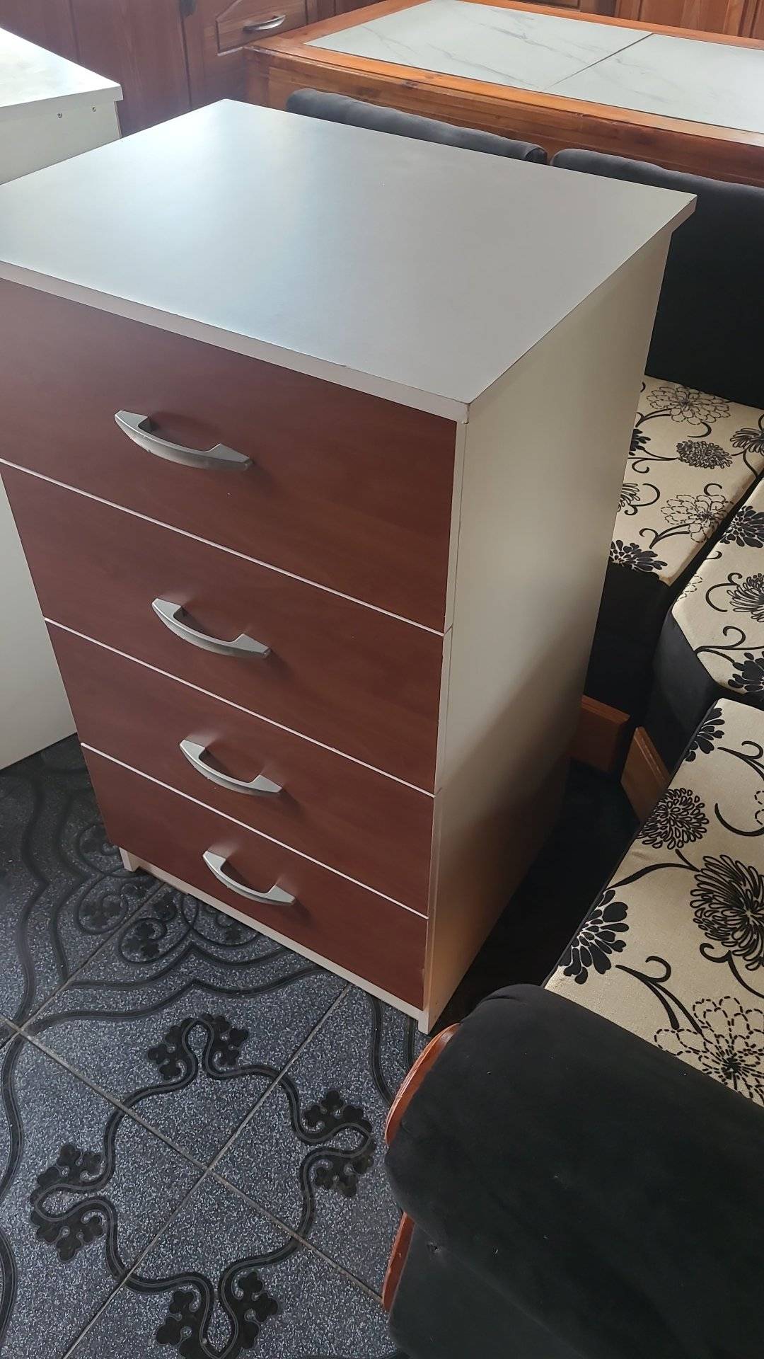 Mesita de noche de madera con cajones Chile