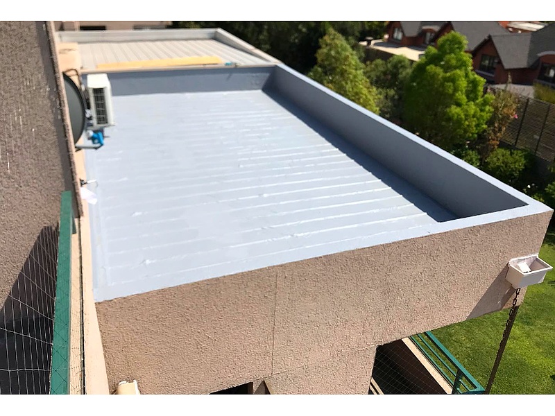 Instalación de membrana líquida sobre zinc con refuerzo de geotextil Chile