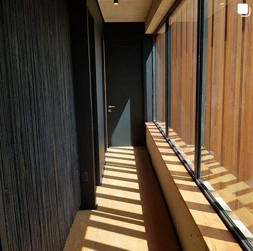 Diseño de corredor interior con iluminación natural Chile