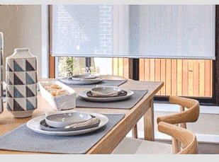 Cortina zebra en comedor con diseño minimalista Chile