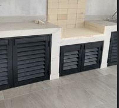 Mueble con puertas de persiana negra en cocina Chile