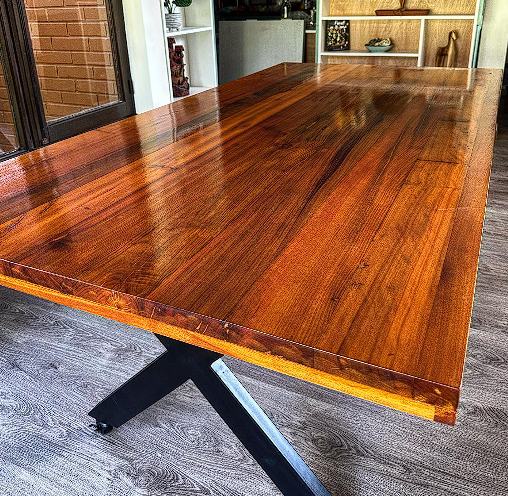 Mesa de madera con acabado brillante Chile