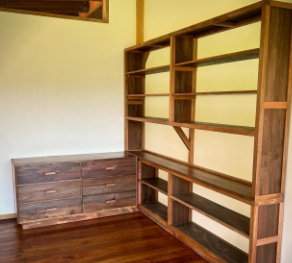 Estantería de madera con compartimentos abiertos Chile