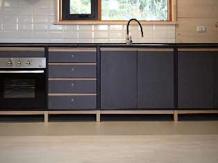 Mueble de cocina empotrado con superficie de granito Chile