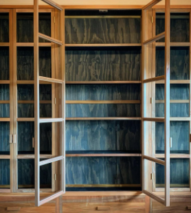 Estantería de madera con vitrinas de vidrio Chile