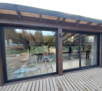 Ventana corrediza de vidrio con marco de aluminio Chile