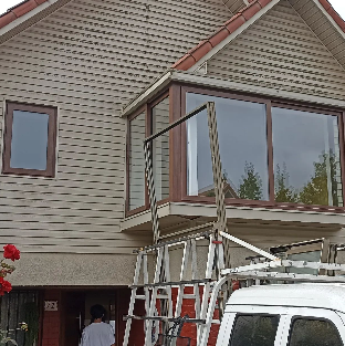 Ventana de vidrio con acabado en madera Chile