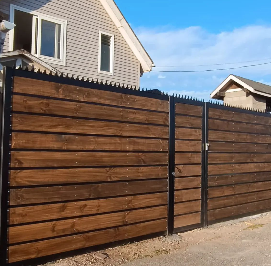 Portón de madera con estructura metálica Chile