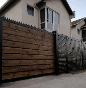 Portón de madera con rejillas de ventilación Chile