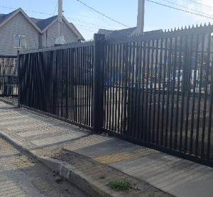 Cercado de madera y metal para entrada de vivienda Chile