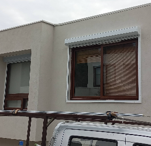 Ventana con persiana enrollable Chile