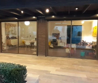 Fachada con persianas de seguridad Chile