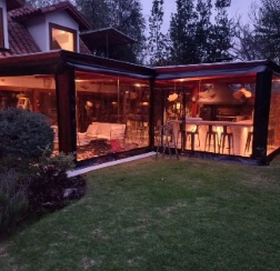 Lámparas de techo en terrazas con jardín Chile