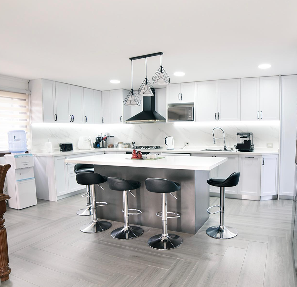 Cocina modular blanca con estanterías Chile