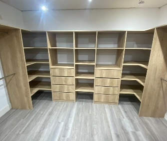 Closet de madera con estantes abiertos Chile