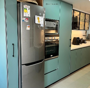 Mueble de cocina con gabinetes y estantes abiertos Chile