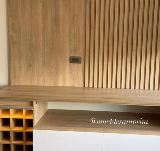 Alacena de madera clara con gabinetes Chile