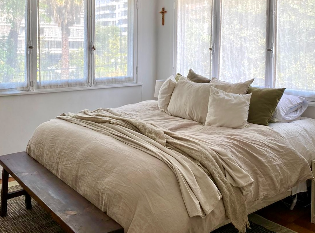 Cama de madera con cabecero acolchado Chile