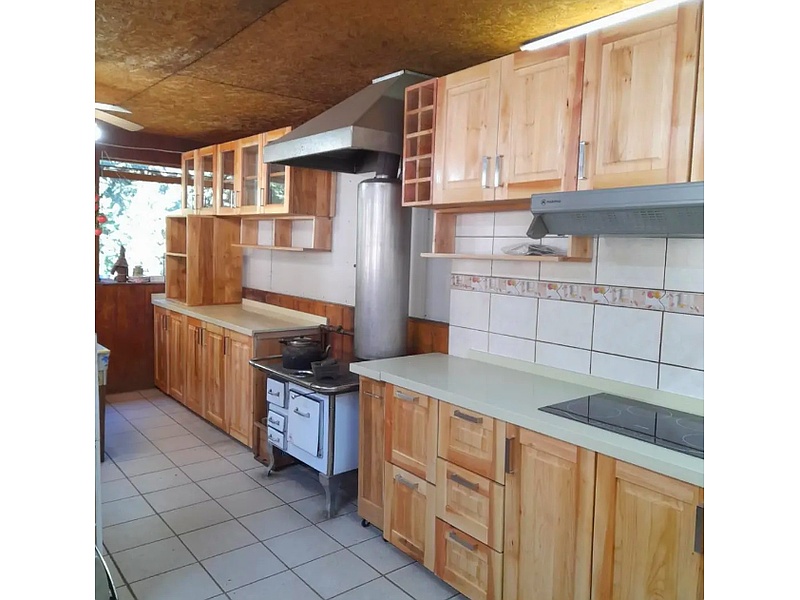 Muebles madera de rauli con cubierta de cuarzo beige Chile