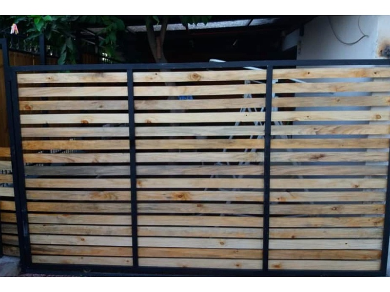 Instalación de protección metálica para puertas Chile